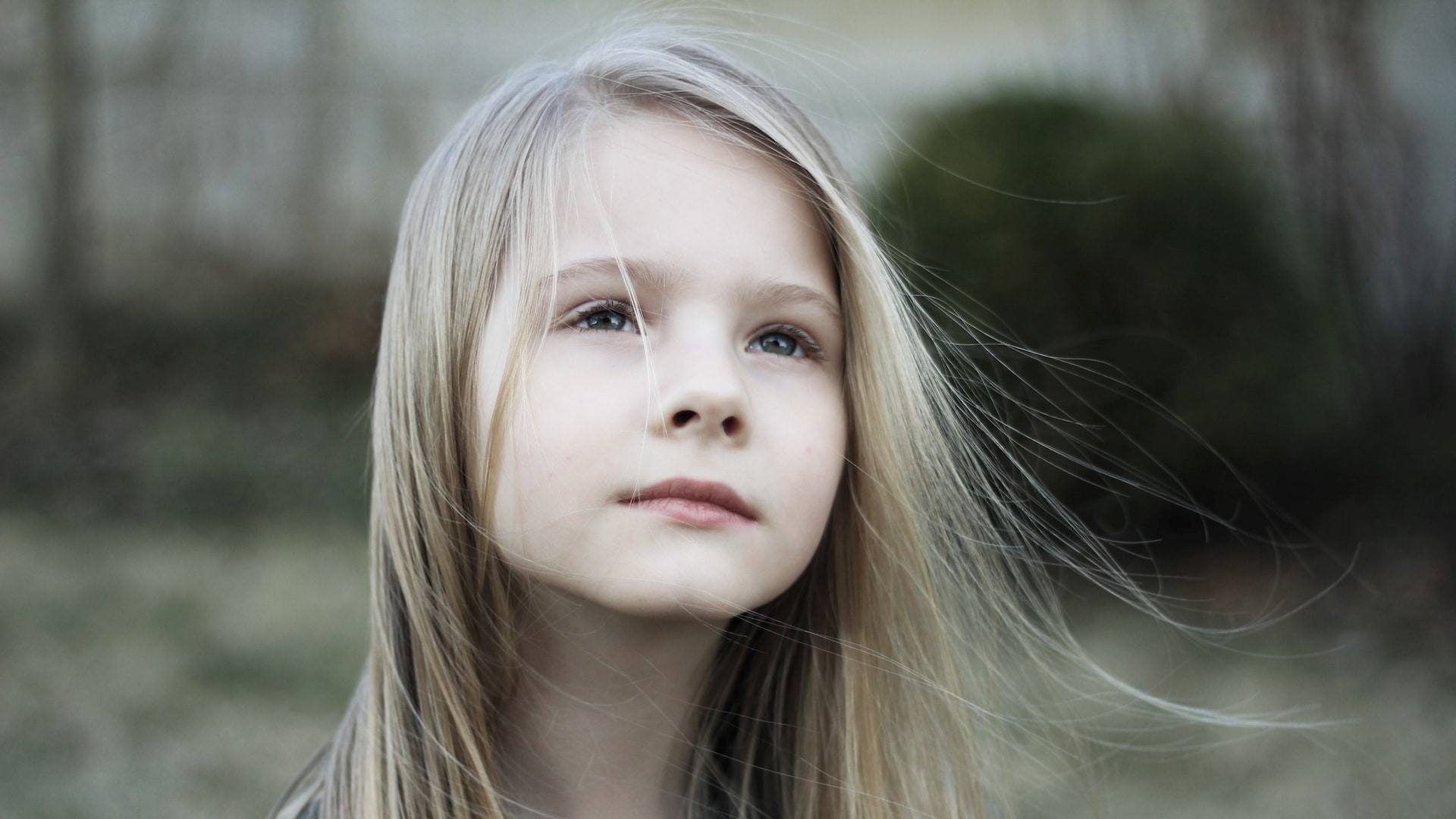 Photo of a little girl looking up | Kids Car Donations