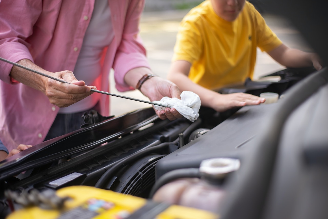 Easy Steps to Perform a DIY Oil Check | Kids Car Donations
