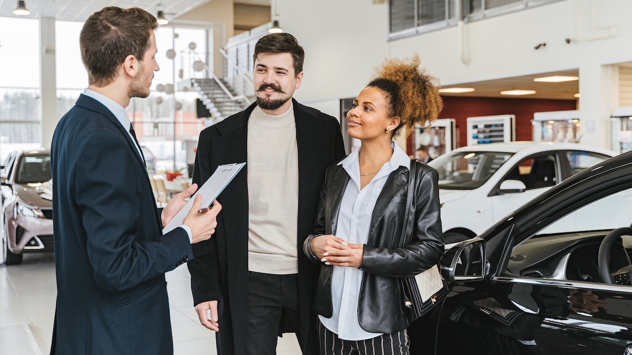 Car dealer talking to a costumer | Kids Car Donations