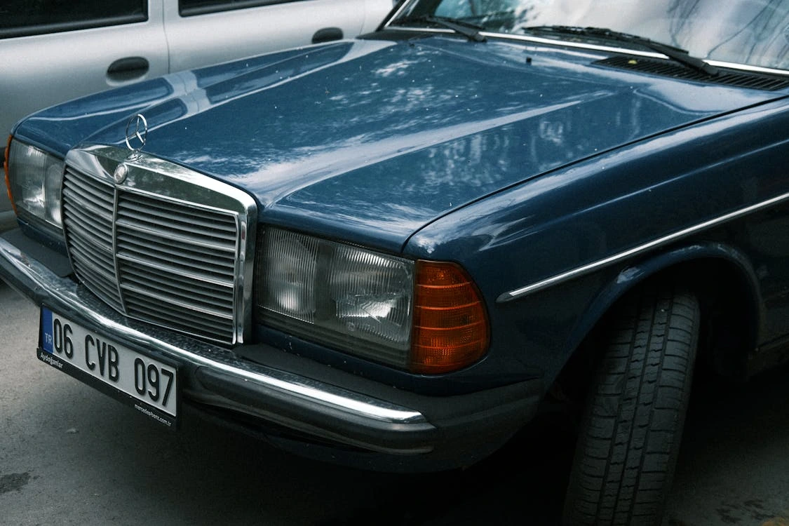 Close-up of the hood of a blue vintage Mercedes-Benz car