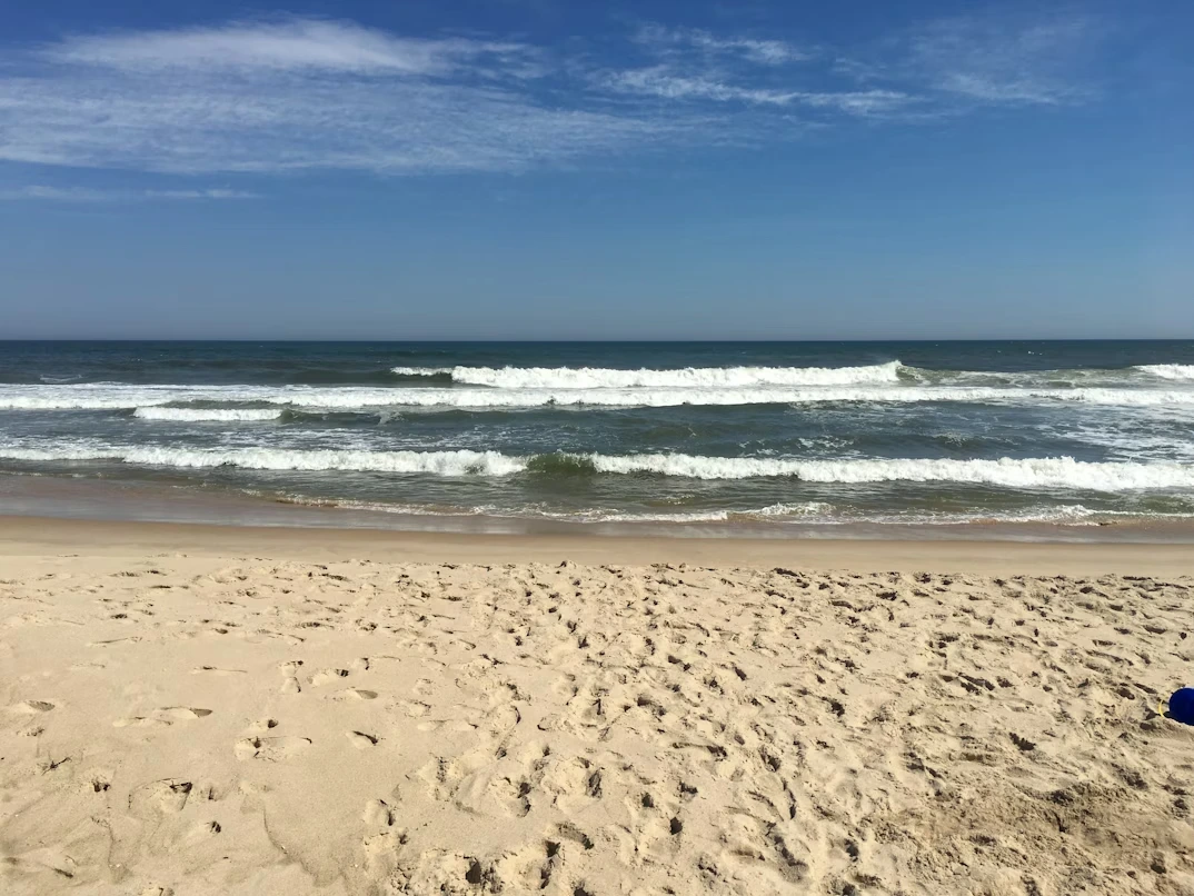Sea waves crashing on shore during daytime in East Hampton, New York
