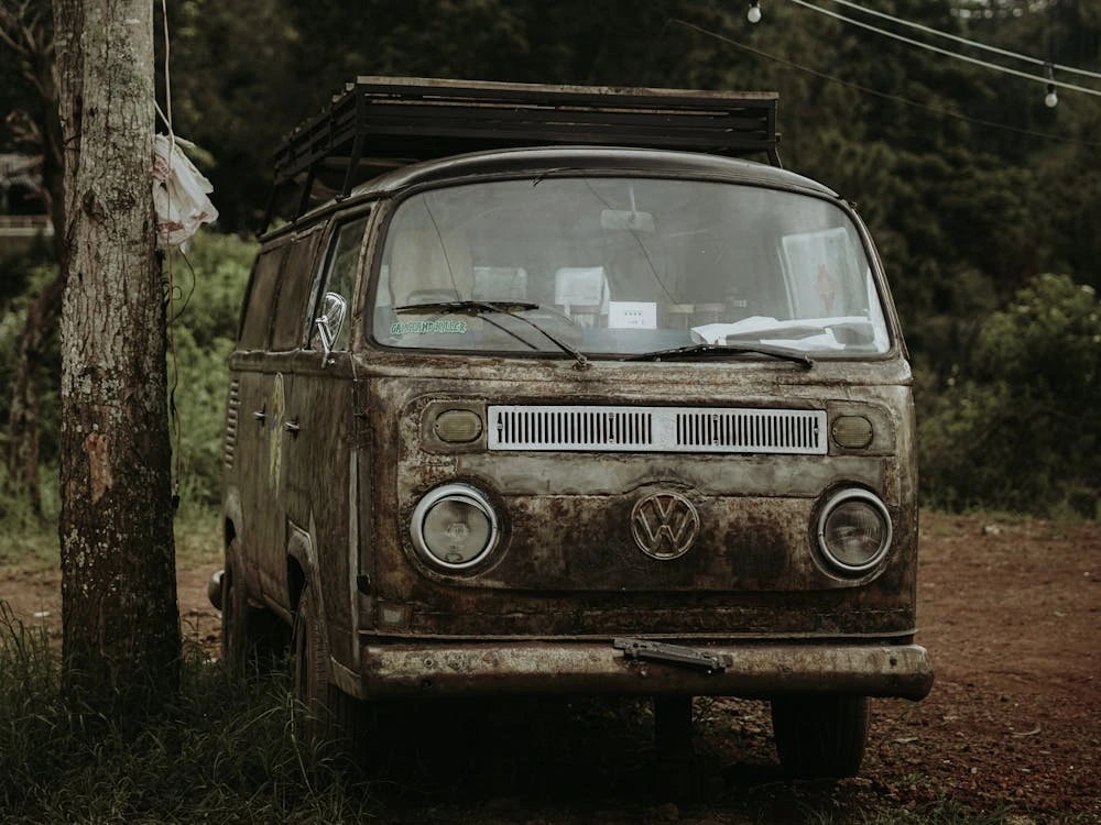 Shallow focus photo of gray Volkswagen Kombi